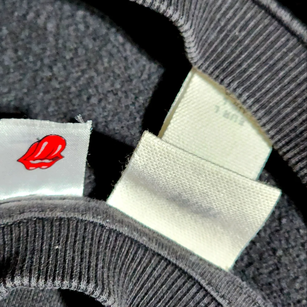 🌼7/13 SOLD•H&M Rolling Stones Mouth Black Pullover Sweater Large - Picture 5 of 5